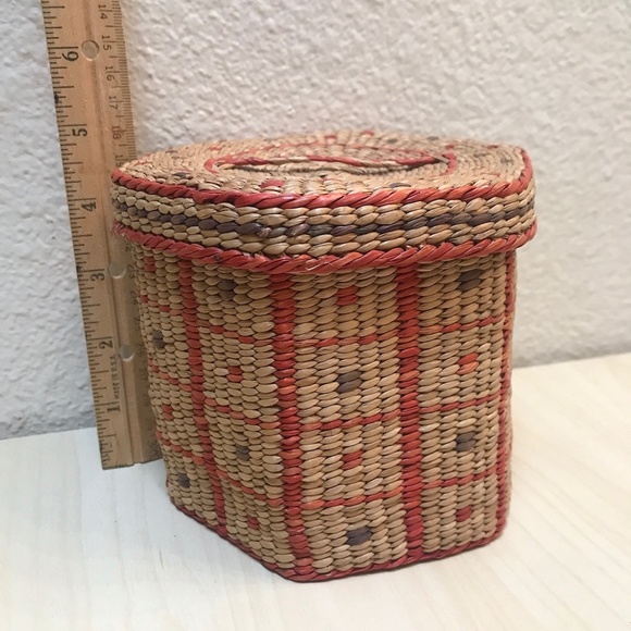 Vintage Native Lidded hexagon Basket with colored patterns. Finely Crafted. - Picture 8 of 9
